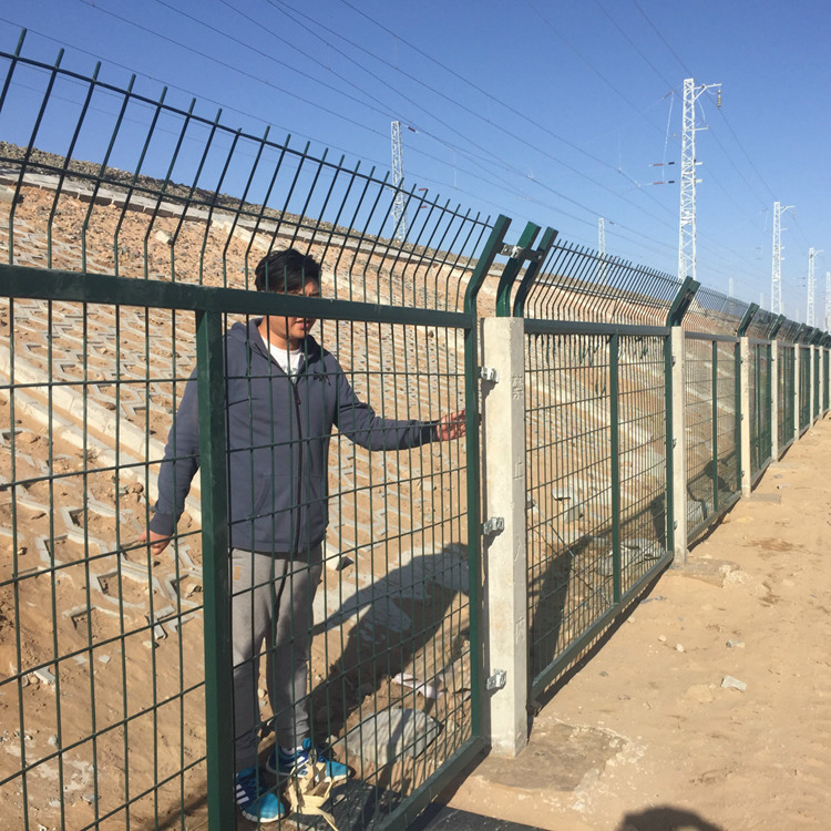 金屬網(wǎng)片防護柵欄的安裝方案